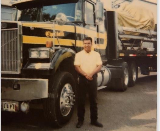 Operador junto al tractocamión original de TDA