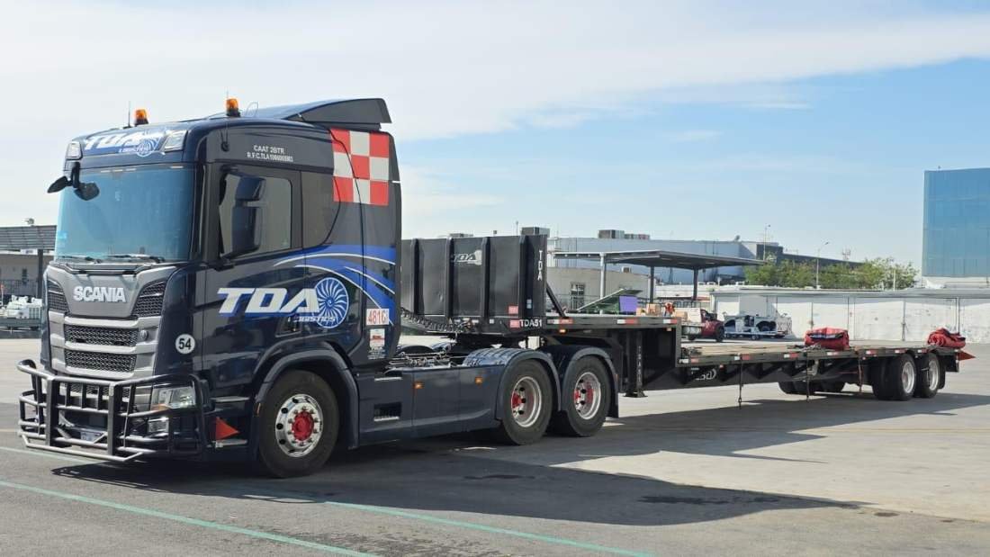 Tractocamión Scania de TDA con remolque cama baja